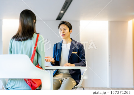 提案をする男性 137271265