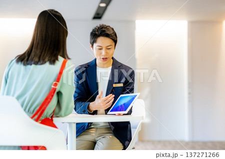 提案をする男性 提案をする男性 137271266