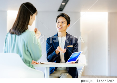 提案をする男性 提案をする男性 137271267