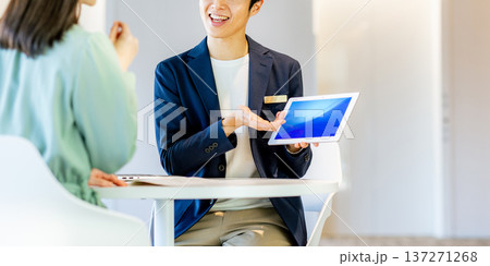 提案をする男性 137271268
