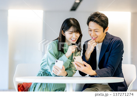 スマホで検索する若い夫婦 スマホで検索する若い夫婦 137271274