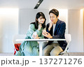 スマホで検索する若い夫婦 137271276