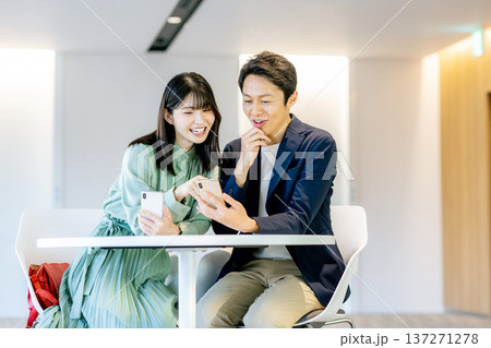 スマホで検索する若い夫婦 137271278