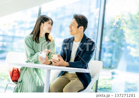 スマホで検索する若い夫婦 スマホで検索する若い夫婦 137271281