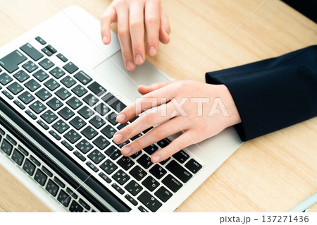 パソコンで作業する若いビジネスウーマン 137271436