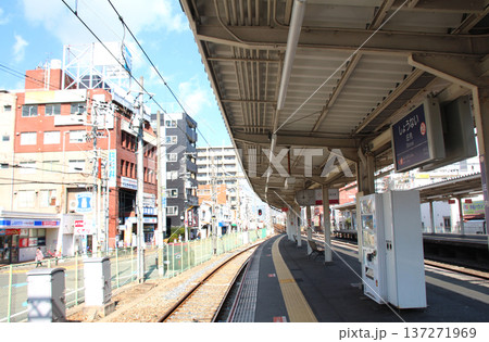 阪急庄内駅と駅前の街並み 137271969