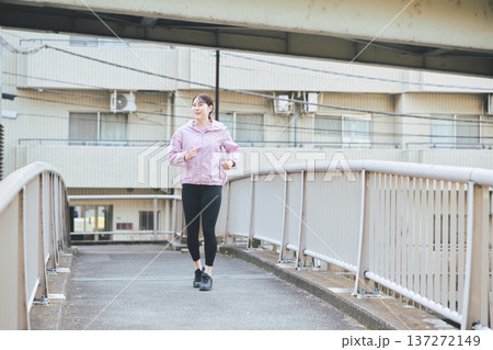 屋外でジョギングする30代女性 健康的なランニング習慣 フィットネスイメージ 屋外でジョギングする30代女性 健康的なランニング習慣 フィットネスイメージ 137272149