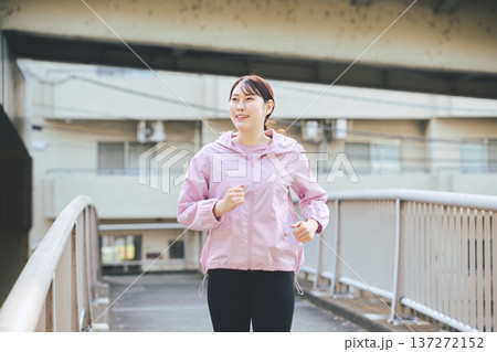 屋外でジョギングする30代女性 健康的なランニング習慣 フィットネスイメージ 137272152
