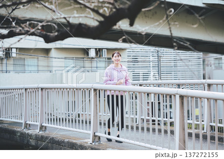 屋外でジョギングする30代女性 健康的なランニング習慣 フィットネスイメージ 137272155