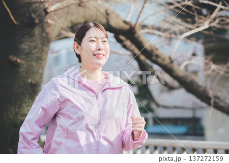 屋外でジョギングする30代女性 健康的なランニング習慣 フィットネスイメージ 屋外でジョギングする30代女性 健康的なランニング習慣 フィットネスイメージ 137272159