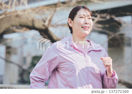 屋外でジョギングする30代女性 健康的なランニング習慣 フィットネスイメージ 屋外でジョギングする30代女性 健康的なランニング習慣 フィットネスイメージ 137272160