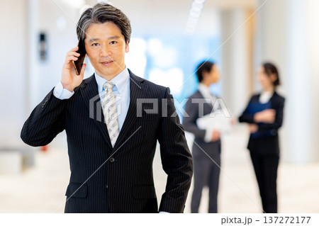 スマホを見る中年男性 137272177