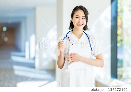 看護師　女性 137272192