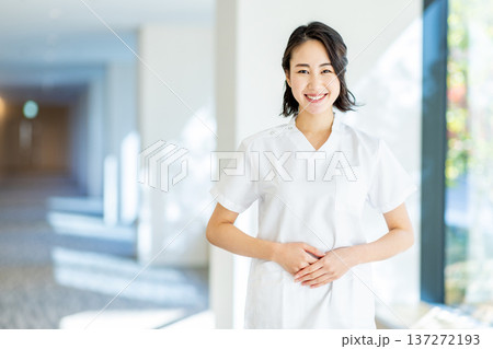 看護師　女性 137272193