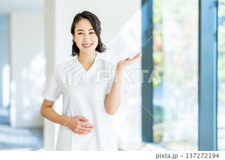 看護師 女性 看護師 女性 137272194