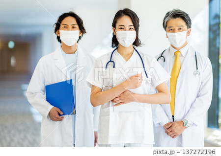 マスクをつけた医者のイメージ 137272196