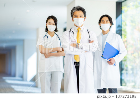 マスクをつけた医者のイメージ 137272198