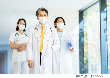 マスクをつけた医者のイメージ 137272199