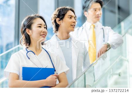 病院で働く人 病院で働く人 137272214