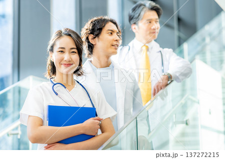 病院で働く人 137272215