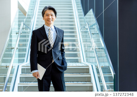 ビジネスマン　 137272348