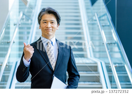 ビジネスマン　 137272352