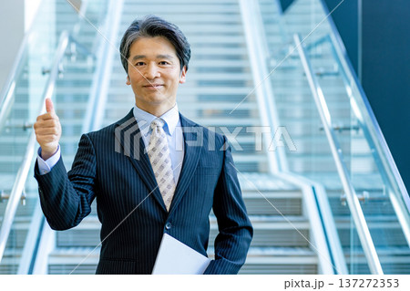ビジネスマン　 137272353