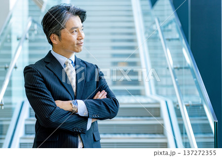 ビジネスマン　 137272355