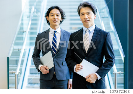 オフィスの廊下で立つ2人のビジネスマン 137272368