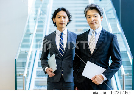 オフィスの廊下で立つ2人のビジネスマン 137272369