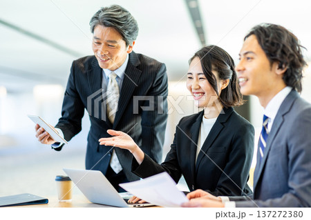 会議するビジネスマン 会議するビジネスマン 137272380