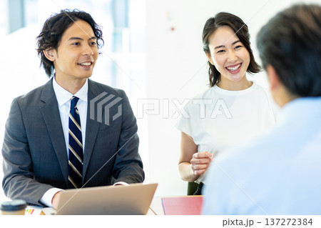 会議するビジネスマン 会議するビジネスマン 137272384