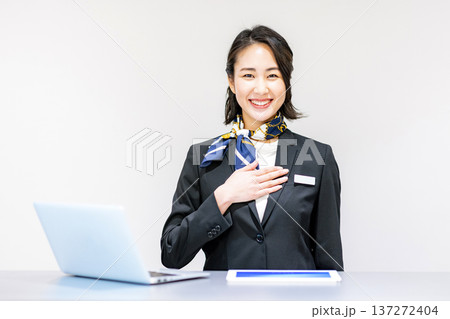 受付の女性 137272404