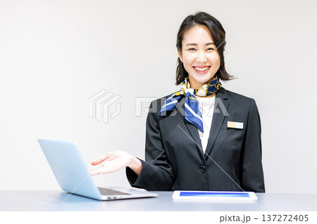 受付の女性 受付の女性 137272405