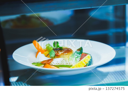 皿に乗ったプリンアラモード 137274575