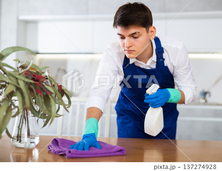 guy carries out comprehensive cleaning 137274928