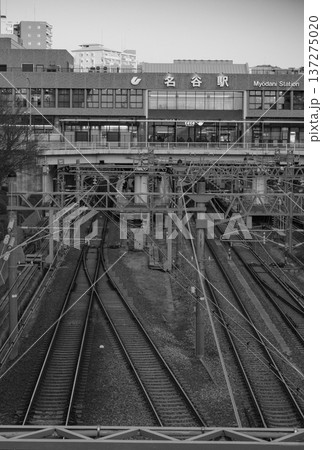 神戸市営地下鉄の線路側から見た名谷駅とその周辺(白黒写真) 神戸市営地下鉄の線路側から見た名谷駅とその周辺(白黒写真) 137275020