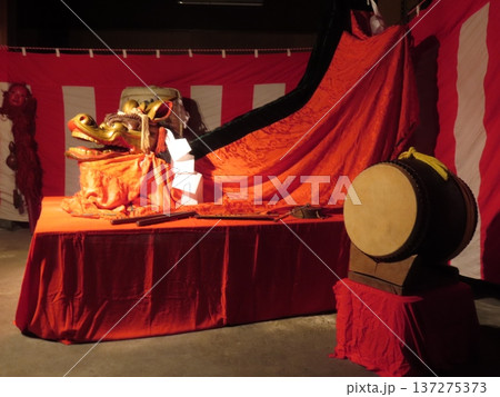 祭りの前夜にひっそりと出番を待つ麒麟獅子 137275373