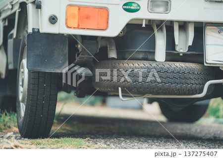 軽トラックのスペアタイヤ 137275407