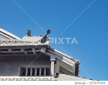 伝統を仰ぐ。青空に映える重厚な瓦屋根と漆喰壁 137275543