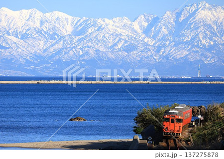 【JR西日本】立山連峰とキハ40形（氷見線：越中国分〜雨晴） 137275878
