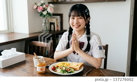 朝食時に合掌をする女の子 137276002