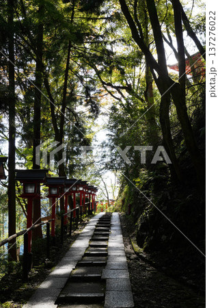 鞍馬寺の朱塗りの灯籠が並ぶ参道の風景 137276022