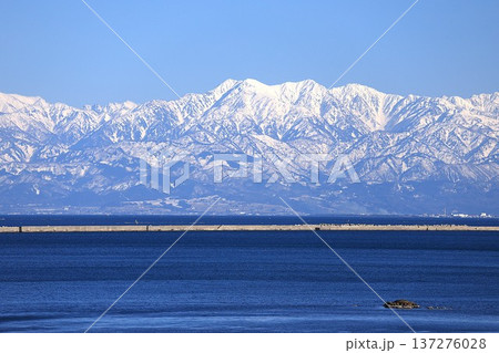 立山連峰と富山湾（富山県高岡市） 137276028
