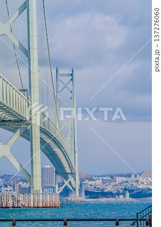 明石海峡大橋と海沿いの都市風景 137276060