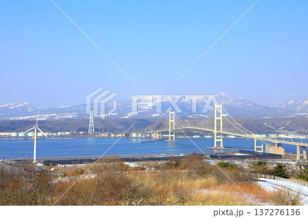 祝津公園展望台から見た白鳥大橋 137276136