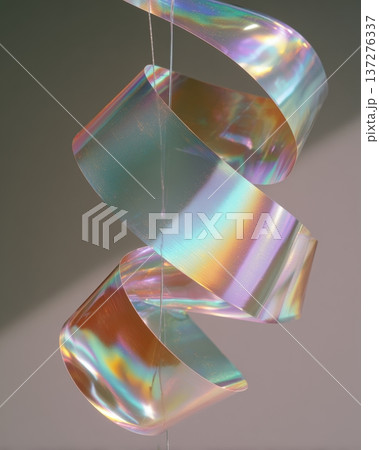 虹色に輝く透明リボンの抽象オブジェ 137276337