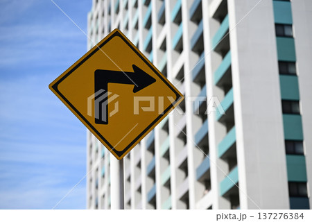 右方向屈折ありの道路標識 137276384