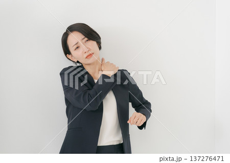 肩こりに悩むビジネスパーソン 137276471