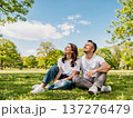 公園で寛ぐカップル 137276479